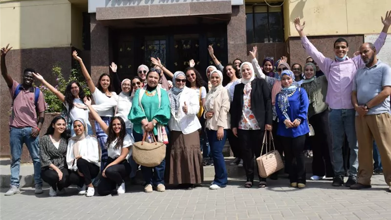 وفد من آداب عين شمس يشهد فعاليات معرض 