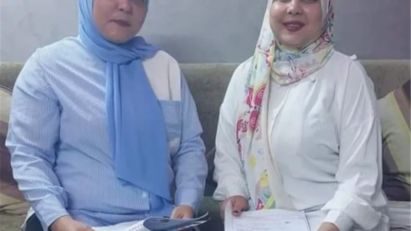 ايمان مع بنتها أمل طالبتان فى كلية التجاره ببنى سويف