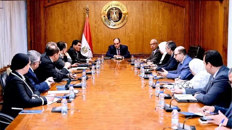 وزير الصناعة يبحث مع النواب إيجاد حلول للمستثمرين لزيادة الانتاج