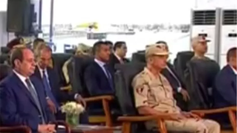 السيسى : مستعدون لتوفير كل مواد الحماية للعاملين فى مصنع الرمال السوداء
