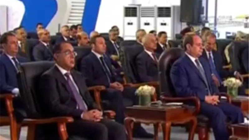السيسى: مشروع مجمع مصانع الرمال السوداء متاح امام شركات القطاع الخاص