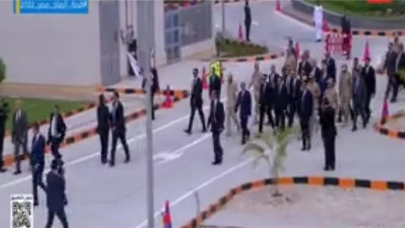السيسى يقوم بجولة تفقدية بمجمع مصانع الشركة المصرية للرمال السوداء