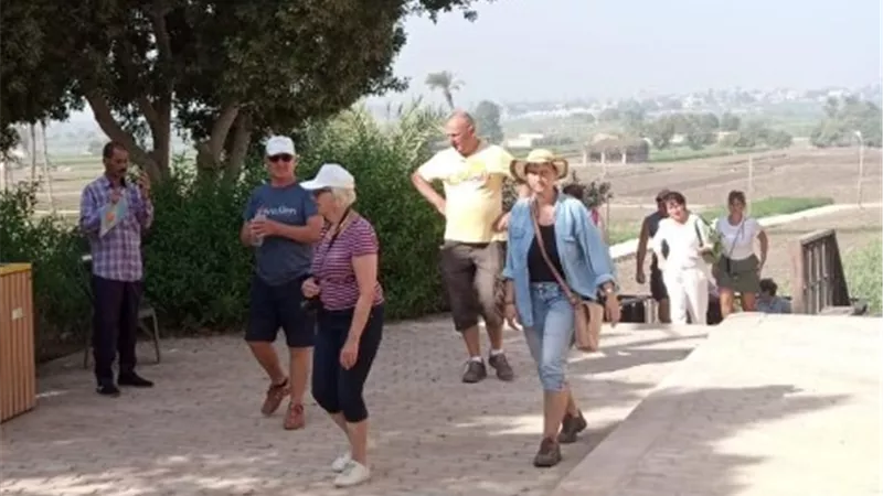 وفد سياحي متعدد الجنسيات يزور المناطق الأثرية بالمنيا