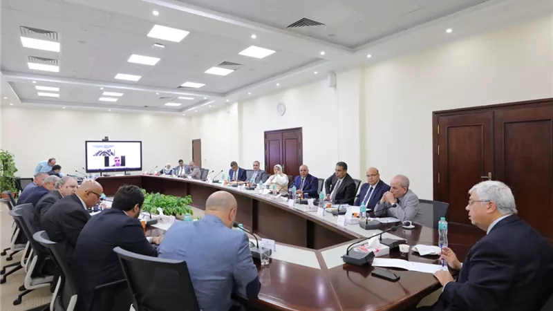 عاشور يوجه الجامعات التكنولوجية بالتعاون مع الجهات الصناعية