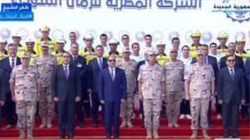 صورة تذكارية للرئيس السيسى مع العاملين بالرمال السوداء