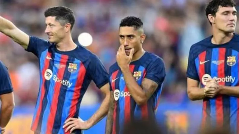 تشافي يعلن قائمة برشلونة لمواجهة فياريال