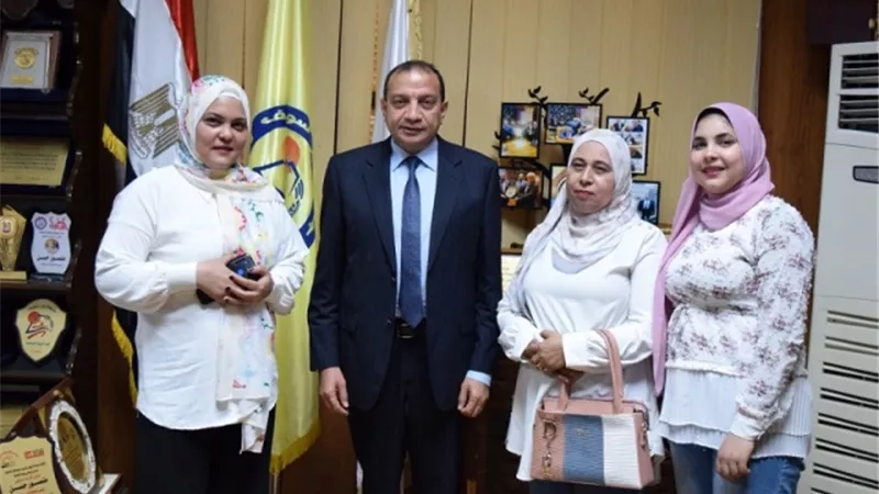 رئيس جامعة بني سويف يهنئ سيدة التحقت بكلية التجارة مع ابنتها