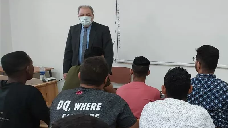 رئيس جامعة بنى سويف التكنولوجية يتابع سير العملية التعليمية