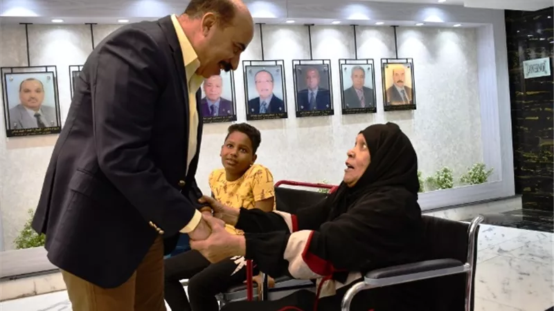 محافظ أسوان يسلم 5 كراسى كهربائية متحركة لذوى الهمم