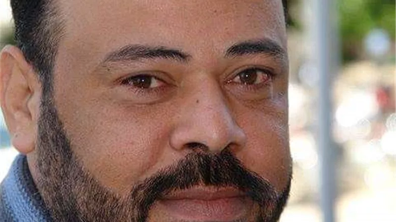 محمد حسن يهدي مكتبته لبلدته تمي الأمديد رمز من بلدنا بالدقهلية