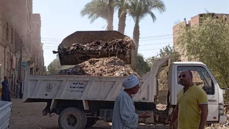 رفع 18 طن مخلفات وإزالة تشوينات البوص بشوارع أبومناع