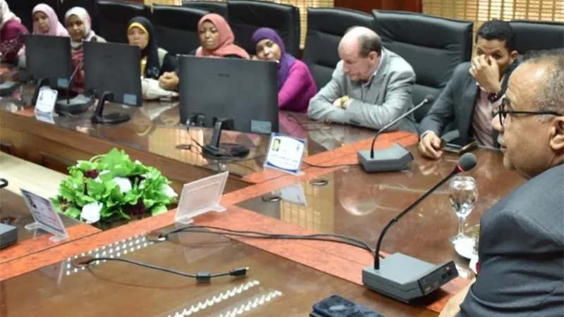 رئيس جامعة الأقصر يلتقى العاملين بالإدارات المركزية
