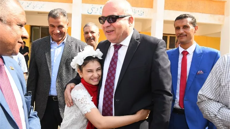محافظ قنا يشهد طابور الصباح مع طلاب مدرسة نجع حمادي الابتدائية