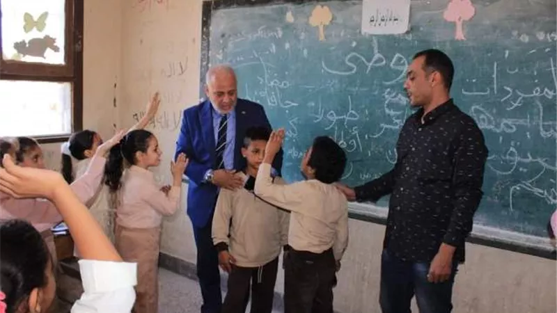 حمدى تفقد المدارس وشدد على إزالة المخلفات الملاصقة للمتشات التعليمية