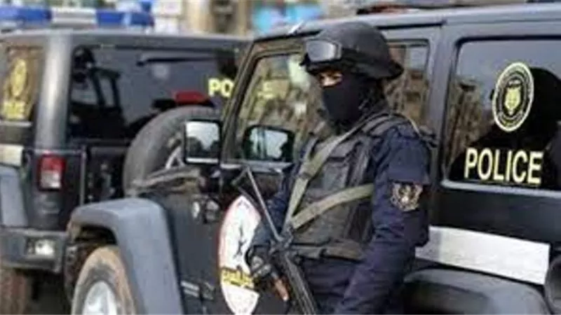 عرض حياتهم للخطر..القبض على قائد سيارة قام بإجلاس الأطفال داخل حقيبتها