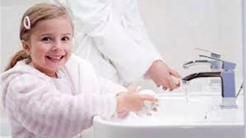 متى يغسل الطفل يديه أثناء تواجده بالمدرسة؟