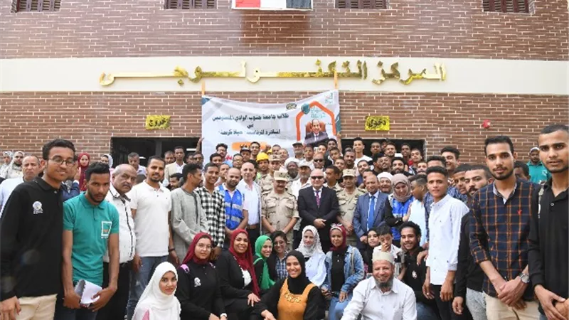 محافظ قنا يصطحب طلاب جامعة جنوب الوادى فى جولة لمشروعات حياة كريمة