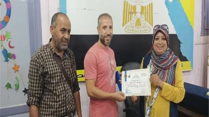 مدير تعليم القليوبية تُكرم اخصائى صحافة بـ