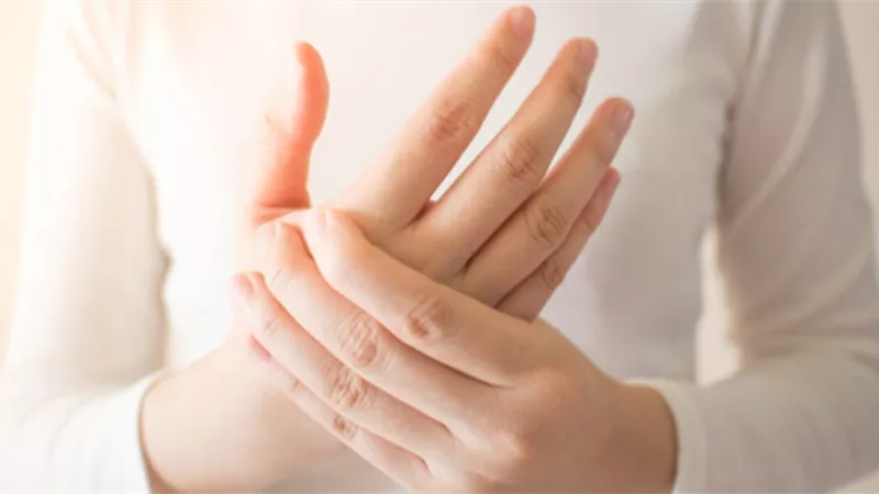 احذر هذه العلامات على يدك ترشدك إلى 