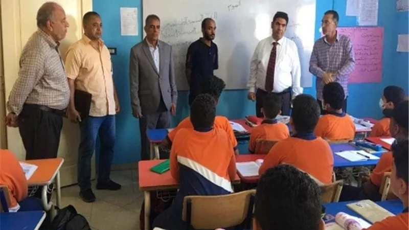 مدير تعليم العبور يواصل جولاته التفقدية على مدارس الإدارة
