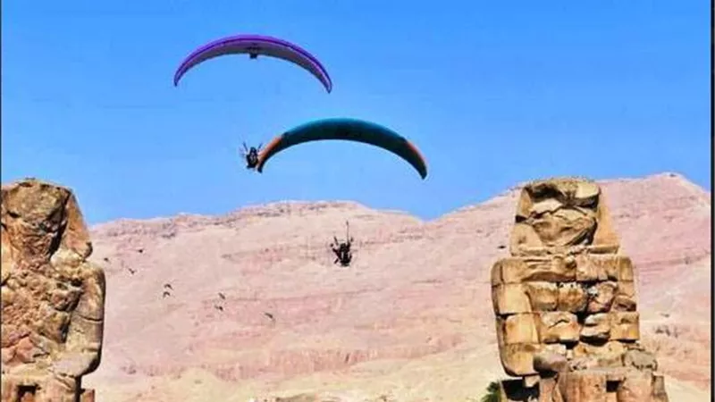 عودة عروض المظلات لإنعاش حركة السياحة فوق المعالم الأثرية بالأقصر