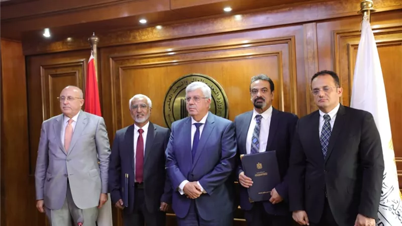 مذكرة تفاهم بين الأعلى للمستشفيات الجامعية والعربي للاختصاصات الصحية