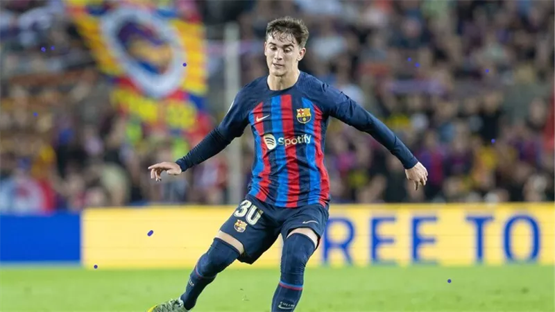 نجم برشلونة الشاب يتوج بجائزة الفتى الذهبي 2022