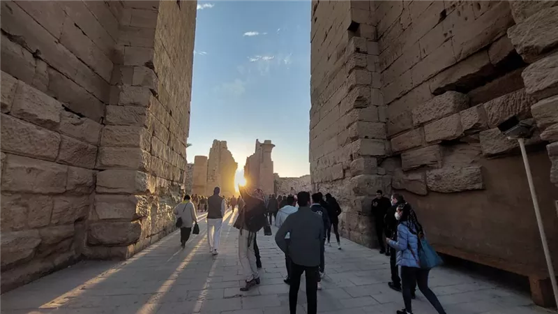 بدء ظاهرة تعامد الشمس على وجه الملك رمسيس فى معبد أبو سمبل