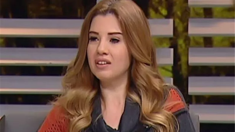 صورة نادرة - رانيا فريد شوقى وهى قراءة القرآن من والدها - شاهد