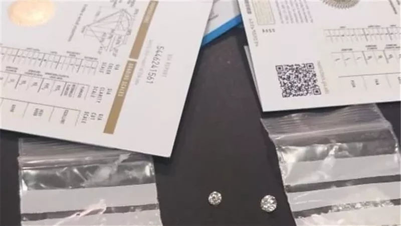 ضبط راكبين حاولا تهريب فصوص من الألماس وتليفونات حول جسدهما