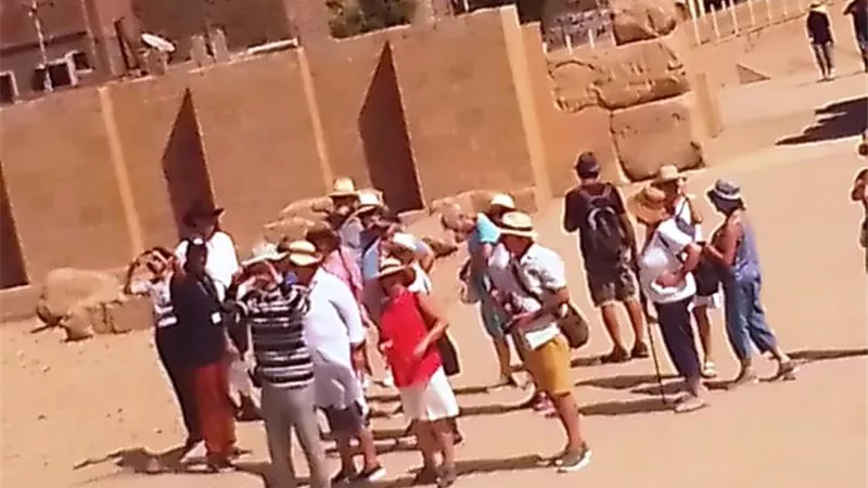 سوهاج تستقبل 150 سائح أجنبي لزيارة المناطق السياحية والأثرية