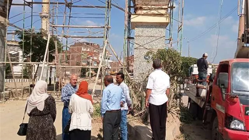 محافظ الشرقية يُتابع رصف طريق أبوحاكم طاروط ..صور