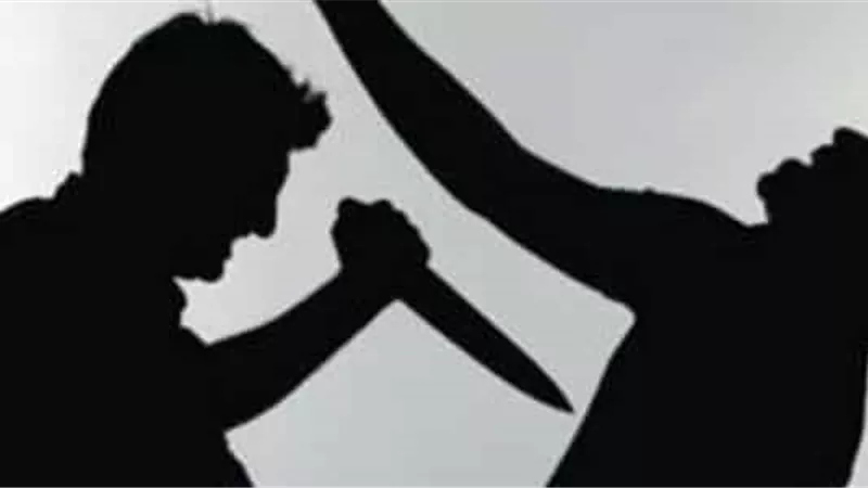 موظف يطعن شاب بالسكين ويهشم رأسه.. السبب طليقته