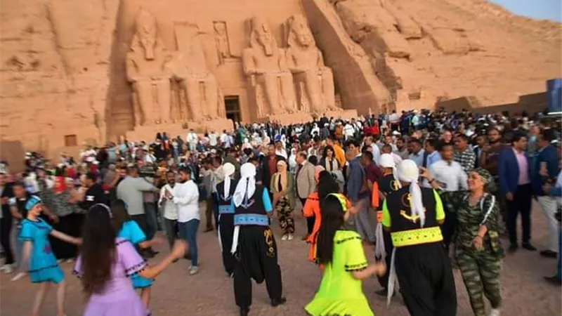 استقبال الزائرين بالهدايا والفرق الفلكلورية