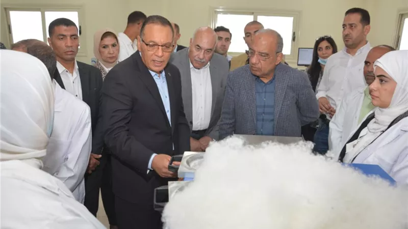 وزير قطاع الأعمال: تطوير محالج القطن أهم مراحل النهوض بصناعة النسيج
