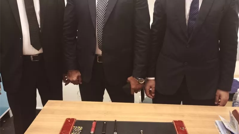جمارك المطار تضبط راكبين يحاولا تهريب مواد مخدرة