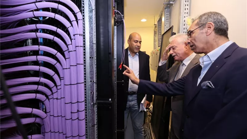 طلعت يعطى إشارة البدء لإطلاق تطبيق المحمول COP27 للمشاركين بالمؤتمر