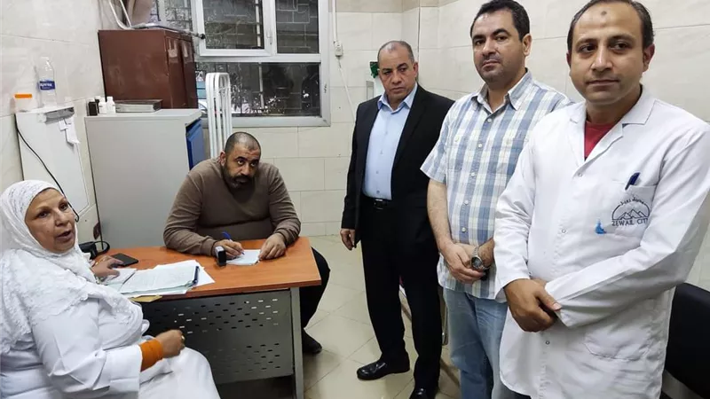 مديرالتأمين الصحى يتابع افتتاح وتشغيل العيادات المسائية بالمبرة