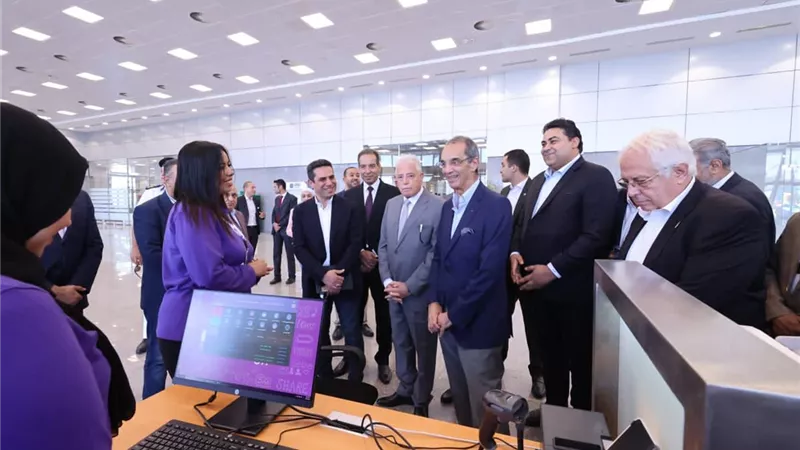 وزير الاتصالات يتفقد المنطقة الزرقاء بشرم الشيخ