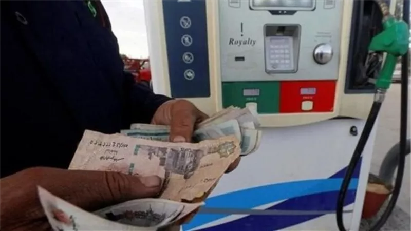 خبراء تجارة واقتصاد: قرار تثبيت أسعار الوقود يخفف الأعباء عن كاهل المواطنين