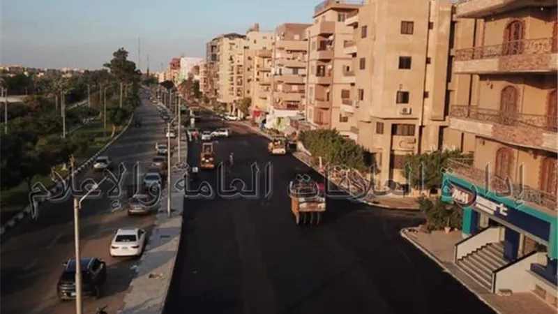 رصف طريق الخدمة بأرض البلاح في الإسماعيلية