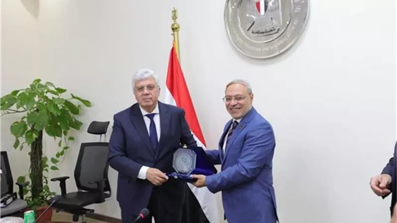 رئيس جامعة طنطا يهدي درع اليوبيل الذهبي لوزير التعليم العالي