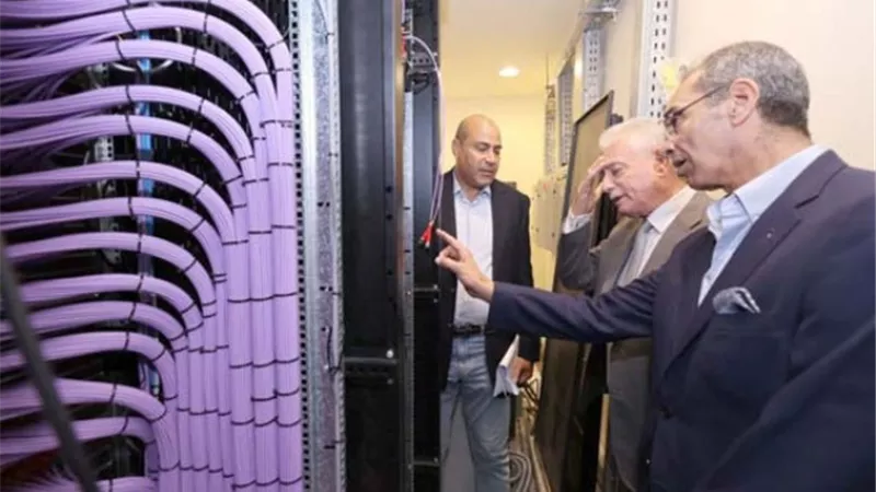 طلعت يعطي إشارة بدء تطبيق المحمول 