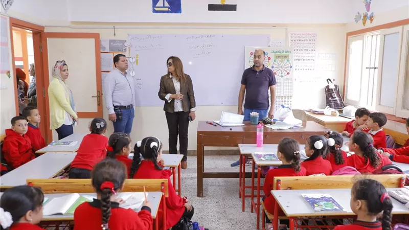 محافظ دمياط تواصل جولاتها بالمدارس وتطالب بالإرتقاء بالنظافة