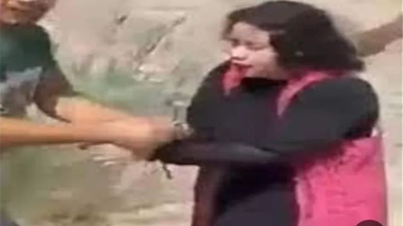 حبس معيدة أزهرية 15 يوما لاتهامه بإجبار طفلها على التسول وتعذيبه