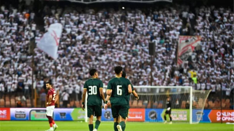 لاعبو الزمالك يحتفلون بالفوز على سيراميكا مع الجماهير