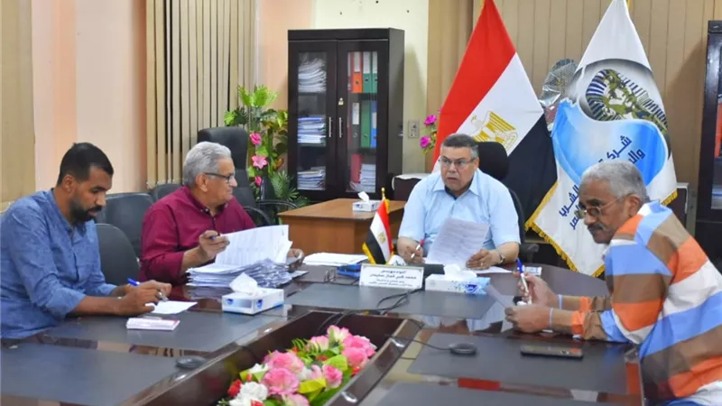 رئيس مياه الأقصر يلتقى بالعمالة اليومية بعد توقيع عقودهم