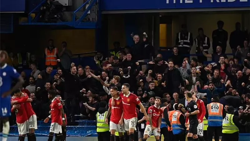 جماهير مانشستر يونايتد تهتف ضد المثليين