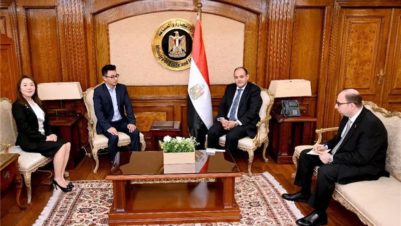 وزير التجارة والصناعة يعقد لقاءات مع الشركات العالمية العاملة بمصر