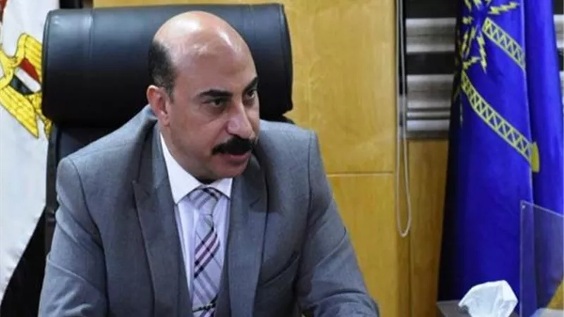 زيارة مفاجئة لمحافظ أسوان لمجمع مدارس.. ويقرر استبعاد مديره